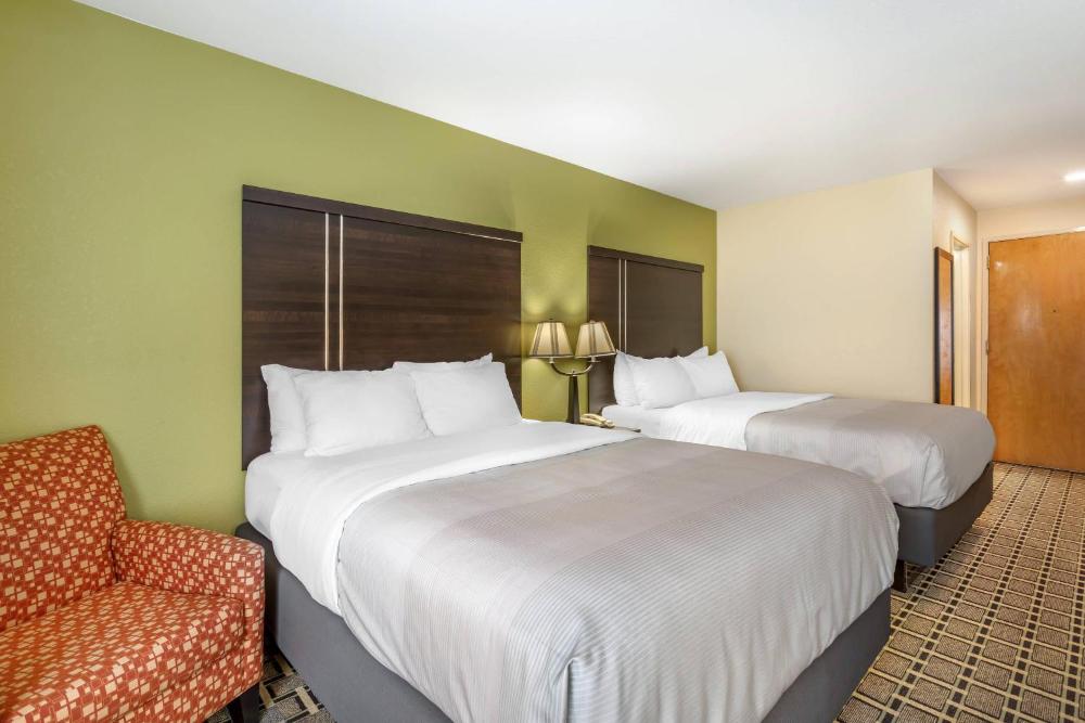 Queen Room with Two Queen Beds - Non-Smoking interior